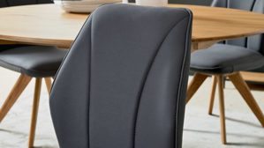 Tischgruppe Interliving aus Holz in Holzfarben Interliving Esszimmer Serie 5102 – Essgruppe mit Schalenstühlen Wildeiche & graphitfarbene Mikrofaser Atlantis