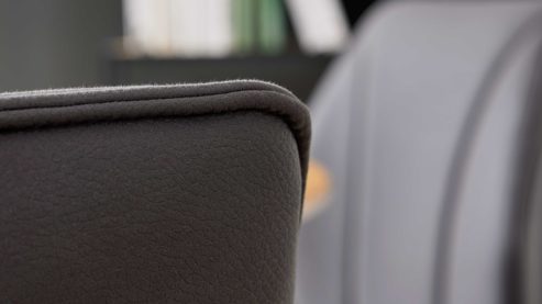 Polsterstuhl Interliving aus Stoff in Dunkelgrau Interliving Esszimmer Serie 5102 – Polsterstuhl U131 mit Drehfunktion graphitfarbene Mikrofaser Atlantis & Wildeiche