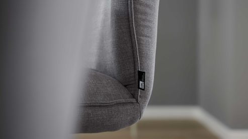 Polsterstuhl Interliving aus Stoff in Grau Interliving Esszimmer Serie 5102 – Polsterstuhl kieselfarbener Webstoff Tirol 489 & schwarzes Eisen