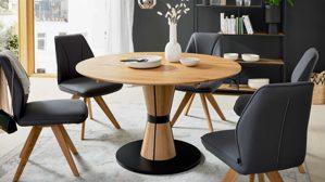 Tischgruppe Interliving aus Holz in Holzfarben Interliving Esszimmer Serie 5102 – Essgruppe mit Schalenstühlen Wildeiche & graphitfarbene Mikrofaser Atlantis