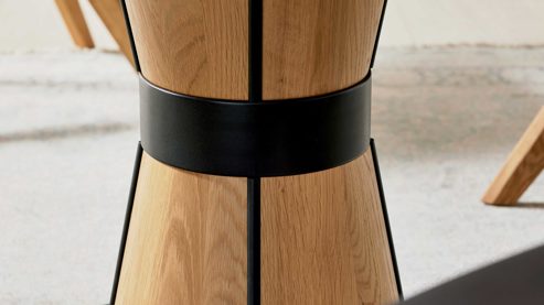 Tischgruppe Interliving aus Holz in Holzfarben Interliving Esszimmer Serie 5102 – Essgruppe mit Schalenstühlen Wildeiche & graphitfarbene Mikrofaser Atlantis