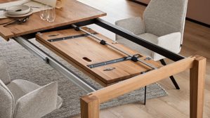 Tischgruppe Interliving aus Holz in Holzfarben Interliving Esszimmer Serie 5102 – Tischgruppe im Skandi-Style Charakter-Eiche & leinenfarbener Jacquard Lodge L07 - fünfteilig