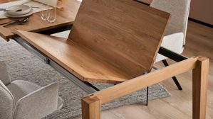 Tischgruppe Interliving aus Holz in Holzfarben Interliving Esszimmer Serie 5102 – Tischgruppe im Skandi-Style Charakter-Eiche & leinenfarbener Jacquard Lodge L07 - fünfteilig