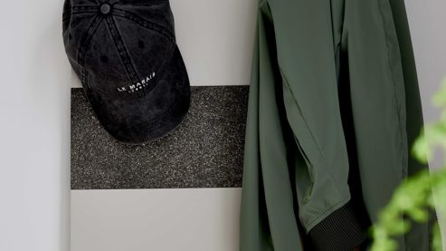 Wandgarderobe Interliving aus Holz in Weiß Interliving Garderoben Serie 6013 - Wandgarderobe Sahara Creme & Granitfurnier - ca. 45  x 173 cm