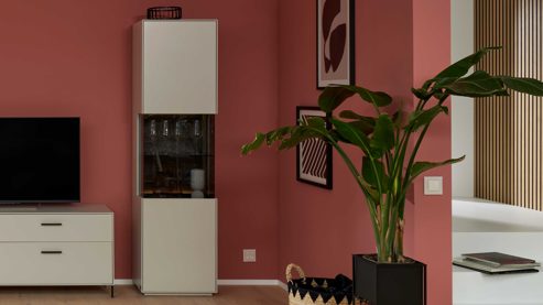 Vitrine Interliving aus Holz in Weiß Interliving Wohnzimmer Serie 2030 PLUS - Vitrine Sahara Creme & Granitfurnier - eine Tür, Breite ca. 45 cm