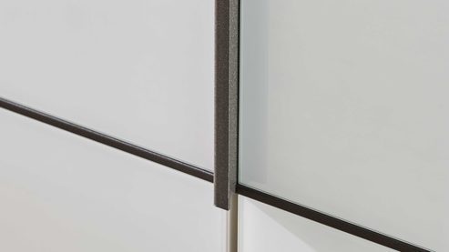 Kleiderschrank Interliving aus Holz in Weiß Interliving Schlafzimmer Serie 1033 – Kleiderschrank 605 weißes Glas & Holz – sechs Türen, Breite ca. 300 cm