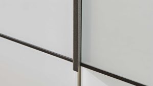 Kleiderschrank Interliving aus Holz in Weiß Interliving Schlafzimmer Serie 1033 – Kleiderschrank weißes Glas & Holz – sechs Türen, Breite ca. 300 cm