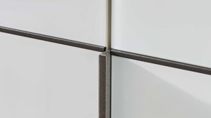 Kleiderschrank Interliving aus Holz in Weiß Interliving Schlafzimmer Serie 1033 – Kleiderschrank 605 weißes Glas & Holz – sechs Türen, Breite ca. 300 cm