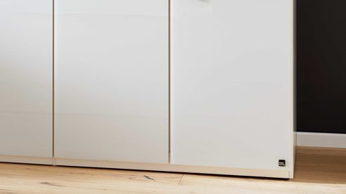 Möbelbeleuchtung Interliving aus Holz in Weiß Interliving Schlafzimmer Serie 1033 – Komplettzimmer mit Beleuchtung weißes Glas & Holz