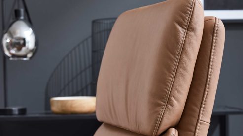 Relaxsessel Interliving aus Leder in Braun Interliving Sessel Serie 4566 haselnussfarbenes Leder Punch & schwarzer Sternfuß