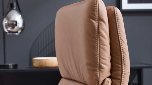 Relaxsessel Interliving aus Leder in Braun Interliving Sessel Serie 4566 haselnussfarbenes Leder Punch & schwarzer Sternfuß