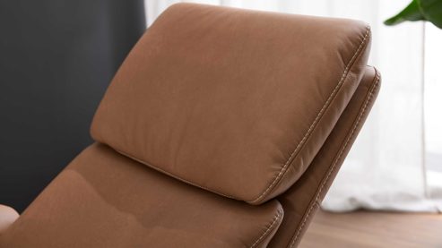 Relaxsessel Interliving aus Leder in Braun Interliving Sessel Serie 4566 haselnussfarbenes Leder Punch & schwarzer Sternfuß