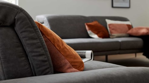 Zweisitzer Interliving aus Stoff in Dunkelgrau Interliving Sofa Serie 4460 - Zweisitzer grauer Bezug Clint & schwarze Metallfüße - Länge ca. 245 cm