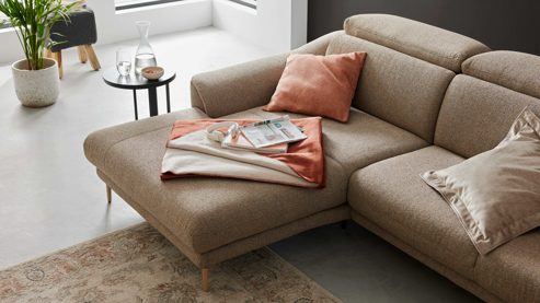 Ecksofa Interliving aus Stoff in Beige Interliving Sofa Serie 4461 - Ecksofa sandfarbener Bezug Mido 64 & schwarze Metallfüße - Stellfläche ca. 185 x 290 cm