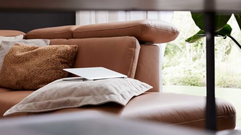 Ecksofa Interliving aus Leder in Braun Interliving Sofa Serie 4461 - Ecksofa haselnussfarbenes Leder Evita & schwarze Aluminiumfüße - Stellfläche ca. 292 x 244 cm