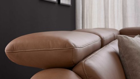 Ecksofa Interliving aus Leder in Braun Interliving Sofa Serie 4461 - Ecksofa haselnussfarbenes Leder Evita & schwarze Aluminiumfüße - Stellfläche ca. 292 x 244 cm