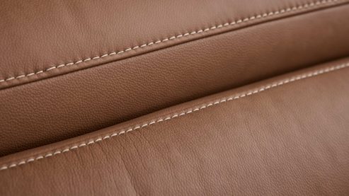 Polsterhocker Interliving aus Leder in Braun Interliving Sofa Serie 4461 - XXL-Hocker haselnussfarbenes Leder Punch & schwarze Aluminiumfüße - ca. 120 x 65 cm