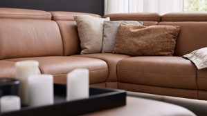 Ecksofa Interliving aus Leder in Braun Interliving Sofa Serie 4461 - Ecksofa haselnussfarbenes Leder Evita & schwarze Aluminiumfüße - Stellfläche ca. 292 x 244 cm