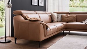 Ecksofa Interliving aus Leder in Braun Interliving Sofa Serie 4461 - Ecksofa haselnussfarbenes Leder Evita & schwarze Aluminiumfüße - Stellfläche ca. 292 x 244 cm