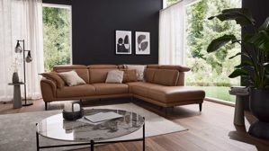 Ecksofa Interliving aus Leder in Braun Interliving Sofa Serie 4461 - Ecksofa haselnussfarbenes Leder Evita & schwarze Aluminiumfüße - Stellfläche ca. 292 x 244 cm