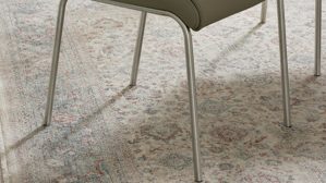 Tischgruppe Interliving aus Holz in Schwarz Interliving Esszimmer Serie 5122 – Essgruppe mit sechs Stühlen schwarzes Glas, fangofarbenes Kunstleder & Edelstahl