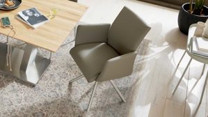 Tischgruppe Interliving aus Holz in Holzfarben Interliving Esszimmer Serie 5122 – Essgruppe mit sechs Stühlen Wildeiche, fangofarbenes Kunstleder & Edelstahl