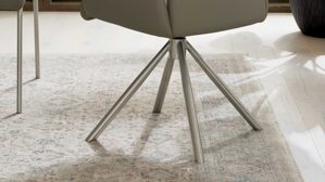 Tischgruppe Interliving aus Holz in Holzfarben Interliving Esszimmer Serie 5122 – Essgruppe mit sechs Stühlen Wildeiche, fangofarbenes Kunstleder & Edelstahl