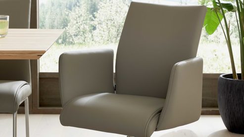 Tischgruppe Interliving aus Holz in Holzfarben Interliving Esszimmer Serie 5122 – Essgruppe mit sechs Stühlen Wildeiche, fangofarbenes Kunstleder & Edelstahl