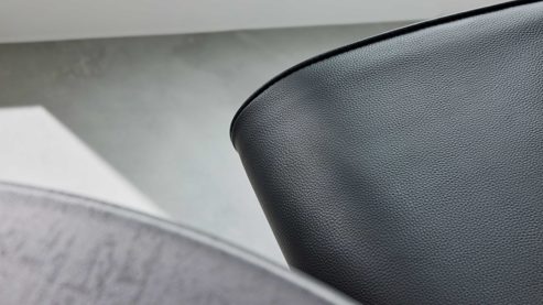 Tischgruppe Interliving aus Glas in Mehrfarbig Interliving Esszimmer Serie 5122 – Bargruppe mit vier Stühlen graues Glas, Stoffbezüge & Edelstahl - fünfteilig