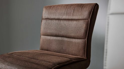 Tischgruppe Interliving aus Glas in Mehrfarbig Interliving Esszimmer Serie 5122 – Bargruppe mit vier Stühlen graues Glas, Stoffbezüge & Edelstahl - fünfteilig