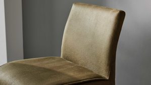 Tischgruppe Interliving aus Glas in Mehrfarbig Interliving Esszimmer Serie 5122 – Bargruppe mit vier Stühlen graues Glas, Stoffbezüge & Edelstahl - fünfteilig