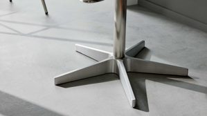 Tischgruppe Interliving aus Glas in Mehrfarbig Interliving Esszimmer Serie 5122 – Bargruppe mit vier Stühlen graues Glas, Stoffbezüge & Edelstahl - fünfteilig