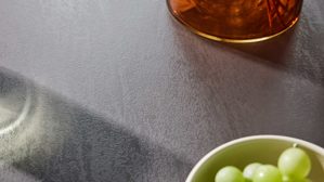 Tischgruppe Interliving aus Glas in Mehrfarbig Interliving Esszimmer Serie 5122 – Bargruppe mit vier Stühlen graues Glas, Stoffbezüge & Edelstahl - fünfteilig