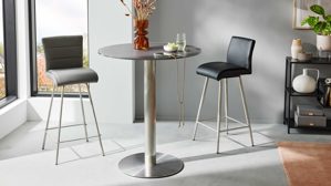 Tischgruppe Interliving aus Glas in Mehrfarbig Interliving Esszimmer Serie 5122 – Bargruppe mit vier Stühlen graues Glas, Stoffbezüge & Edelstahl - fünfteilig