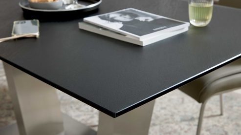 Tischgruppe Interliving aus Holz in Schwarz Interliving Esszimmer Serie 5122 – Essgruppe mit sechs Stühlen schwarzes Glas, fangofarbenes Kunstleder & Edelstahl