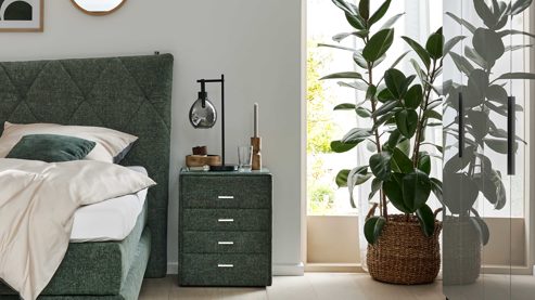 Nachtkommode Interliving aus Stoff in Grün Interliving Boxspringbett Serie 1420 - Nachtkonsole 47 moosgrüne Chenille Toni - vier Schubladen, Breite ca. 50 cm
