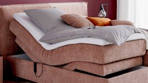 Boxspringbett Interliving aus Stoff in Rosa Interliving Bettensystem Serie 1420 - Boxspringbett sienafarbene Chenille Toni & Wildeichefüße - Liegefläche ca. 180 x 200 cm