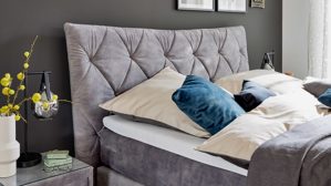 Boxspringbett Interliving aus Stoff in Grau Interliving Boxspringbett Serie 1420 - Boxspringbett mit Bettkasten silberfarbener Strickvelours Auri - Liegefläche ca. 180 x 200 cm