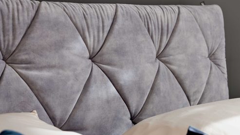 Boxspringbett Interliving aus Stoff in Grau Interliving Boxspringbett Serie 1420 - Boxspringbett mit Bettkasten silberfarbener Strickvelours Auri - Liegefläche ca. 180 x 200 cm