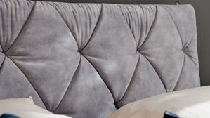 Boxspringbett Interliving aus Stoff in Grau Interliving Boxspringbett Serie 1420 - Boxspringbett mit Bettkasten silberfarbener Strickvelours Auri - Liegefläche ca. 180 x 200 cm