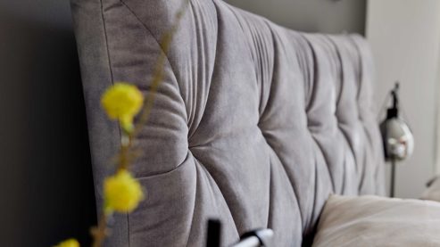 Boxspringbett Interliving aus Stoff in Grau Interliving Boxspringbett Serie 1420 - Boxspringbett mit Bettkasten silberfarbener Strickvelours Auri - Liegefläche ca. 180 x 200 cm