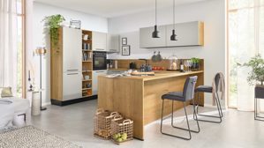 Einbauküche Interliving aus Holz in Grau Interliving Küche Serie 3086 mit SIEMENS-Einbaugeräten Platingrau & Eiche Ventura – Stellfläche ca. 350 x 278 cm