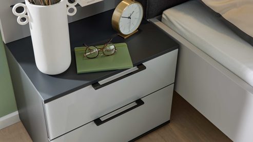 Nachtkommode Interliving aus Holz in Hellgrau Interliving Schlafzimmer Serie 1210 – Nachtkommode 320125 Seidengrau & Basalt - zwei Schubladen, Breite ca. 46 cm