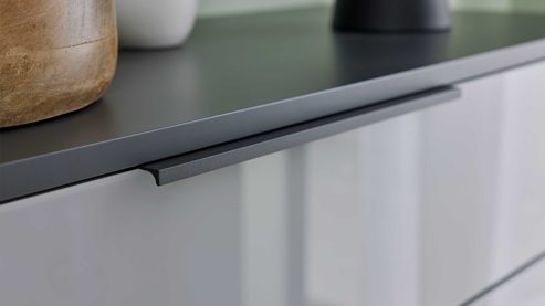 Schubladenkommode Interliving aus Holz in Hellgrau Interliving Schlafzimmer Serie 1210 – Schubladenkommode Seidengrau & Basalt - fünf Schubladen, Breite ca. 120 cm