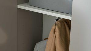 Garderoben-Set Interliving aus Holz in Hellgrau Interliving Garderobe Serie 6012 - Garderoben-Set graubeiger Mattlack - fünfteilig