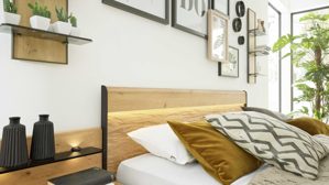 Möbelbeleuchtung Interliving aus Holz in Hellgrau Interliving Schlafzimmer Serie 1027 – Komplettzimmer 001 mit Paneelen und Licht Eiche bianco & Champagner - Liegefläche ca. 180 x 200 cm