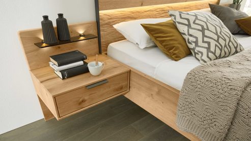 Möbelbeleuchtung Interliving aus Holz in Hellgrau Interliving Schlafzimmer Serie 1027 – Komplettzimmer 001 mit Paneelen und Licht Eiche bianco & Champagner - Liegefläche ca. 180 x 200 cm