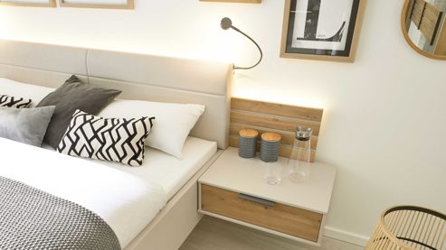 Möbelbeleuchtung Interliving aus Holz in Hellgrau Interliving Schlafzimmer Serie 1026 – Komplettzimmer mit Beleuchtung Champagner & Eiche bianco - Liegefläche ca. 180 x 200 cm