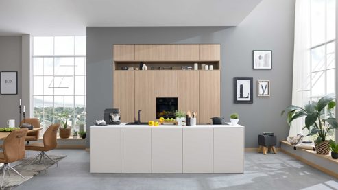 Einbauküche Interliving aus Holz in Beige Interliving Küche Serie 3085 mit SIEMENS Einbaugeräten Sahara & Natureiche – zweizeilig