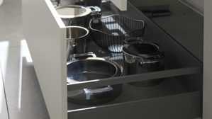 Einbauküche culineo® aus Holz in Hellgrau Culineo® Einbauküche C615 mit BORA Induktionsfeld Seidengrau & Eiche Como - zweizeilig